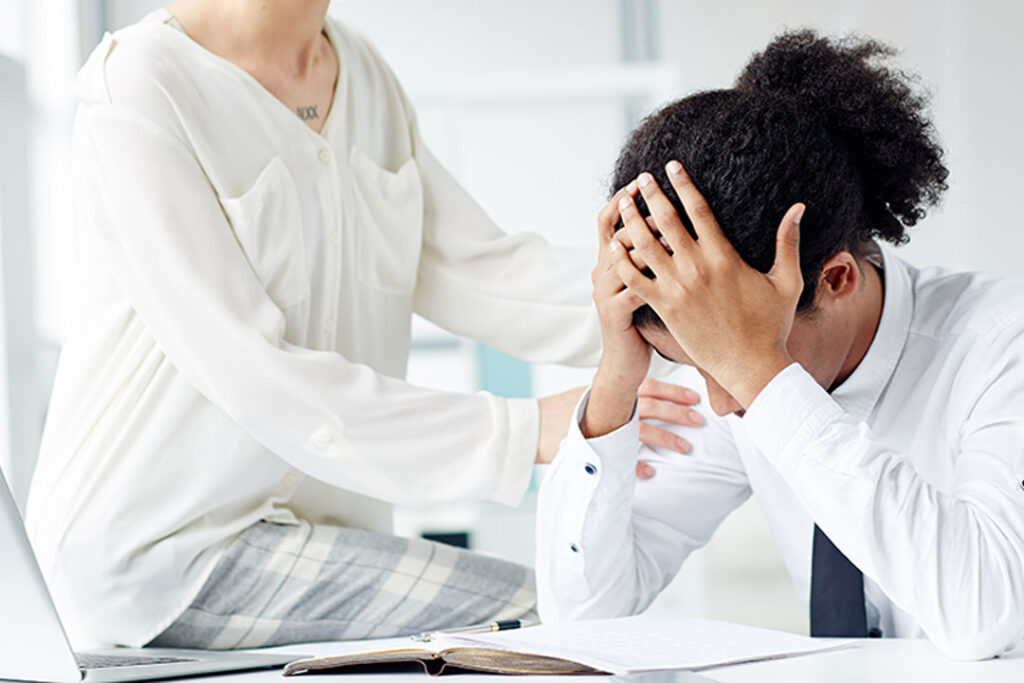 Jeune femme qui réconforte une jeune fille en difficulté