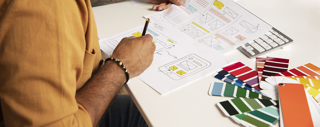 jeune homme webdesigner travaillant la maquette d'un site internet