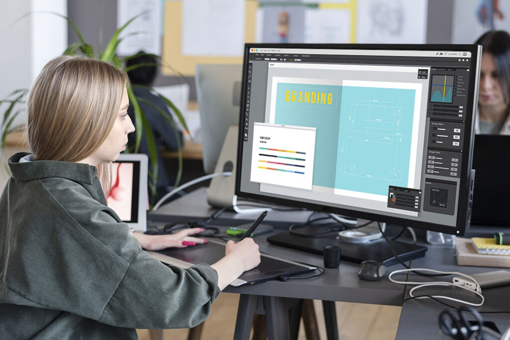 jeune fille designer graphique devant son écran
